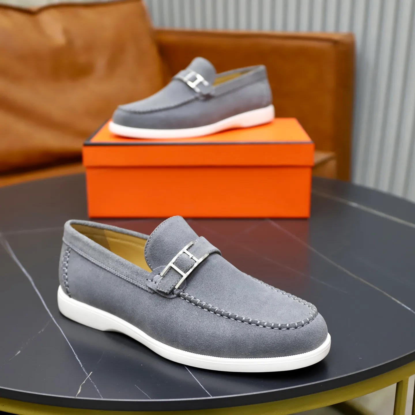 Ex-factory price: 540💰Hermès/Hermès slip-on men's shoes. This shoe is made of imported cow suede leather, with simple and smooth lines, and a 3CM rubber foam ultra-light sole combined with aerodynamic design! Youthful and fashionable, H button decoration, contrasting leather embellishment on the heel, calf lining to gently wrap your feet, with embossed logo cowhide feet, leather rock strips, casual and urban style, highlighting youthful vitality, sports and leisure version, super versatile Size number: 38-39-40-41-42-43-44 Standard leather shoe size (45 can be customized but does not support returns)